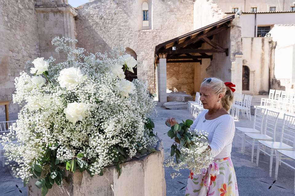 Preparazione_addobbo_fiori_matrimonio