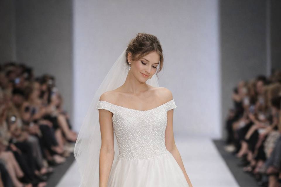 Modello di abito da sposa con