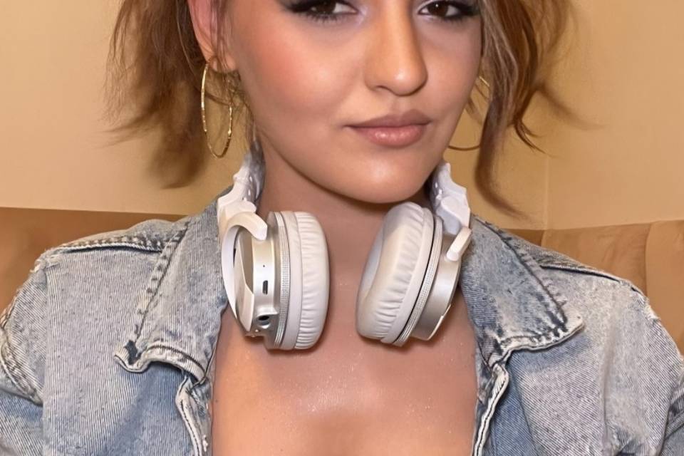 Mihaela Miron – Make-up Artist