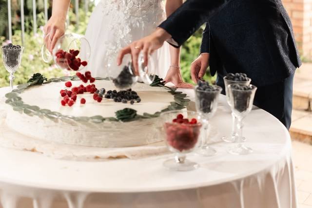 Live Wedding Cake Decorating