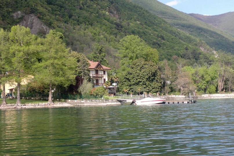 Villa vista dal lago