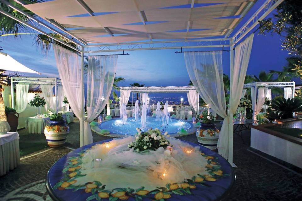 Piscina con tavolo