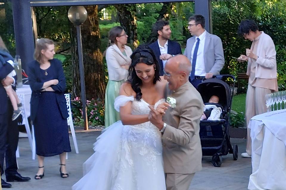 Sposa balla con papà