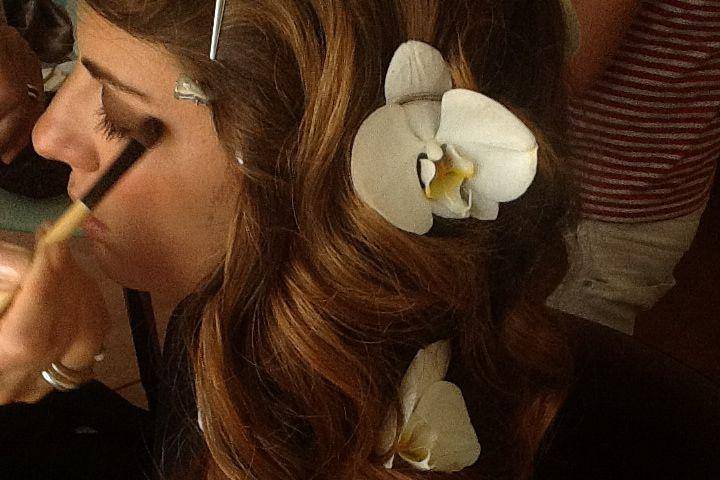 Acconciatura con orchidee