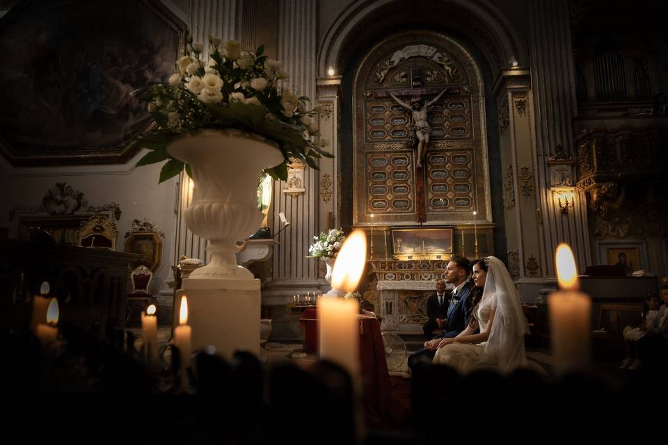 Foto creativa in chiesa