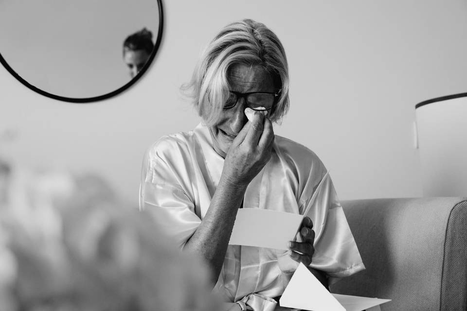 Madre della sposa commossa