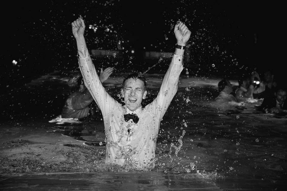 Sposo in piscina