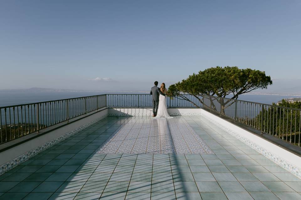 Sposi su terrazza a Sorrento