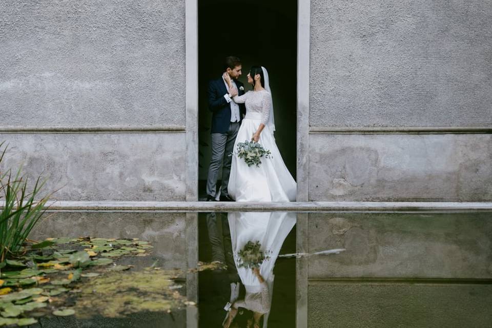 Riflesso sposi in piscina