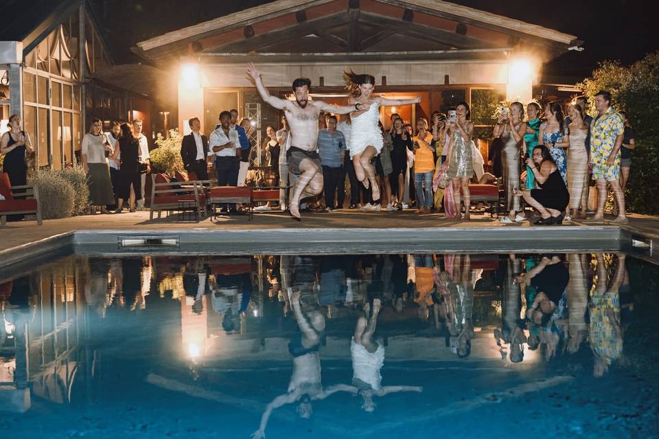 Tuffo degli sposi in piscina