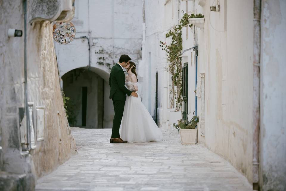 Bacio degli sposi ad Ostuni