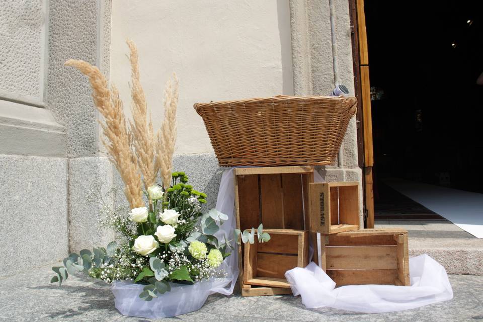 Esterno chiesa con pampas