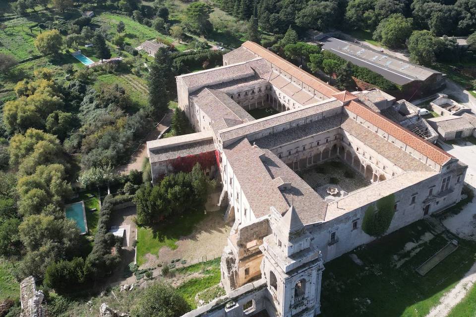 Vista drone abbazia + piscina