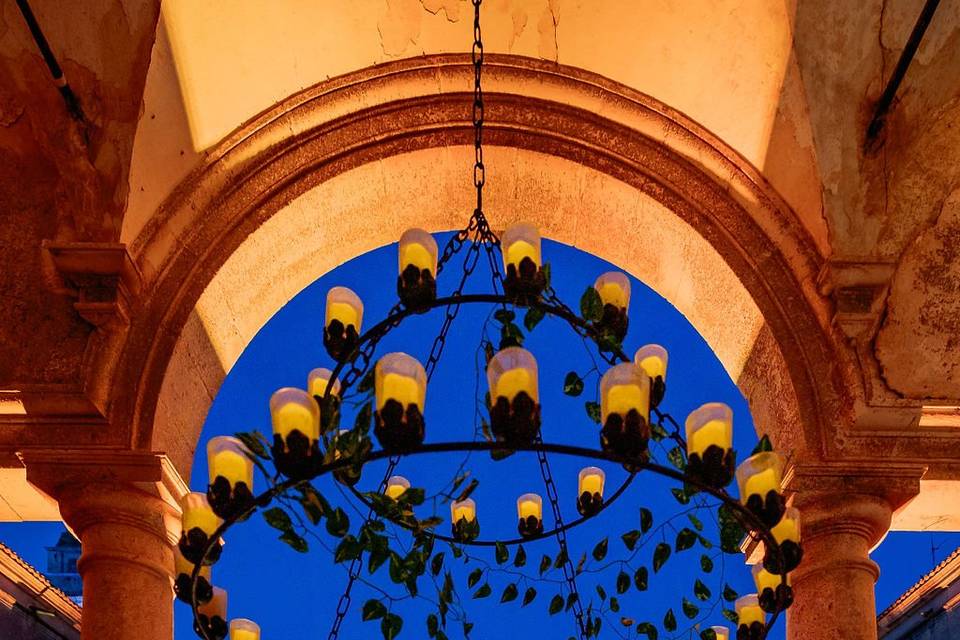 Particolare lampadari chiostro
