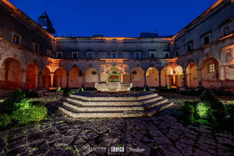 Fontana chiostro con basolato