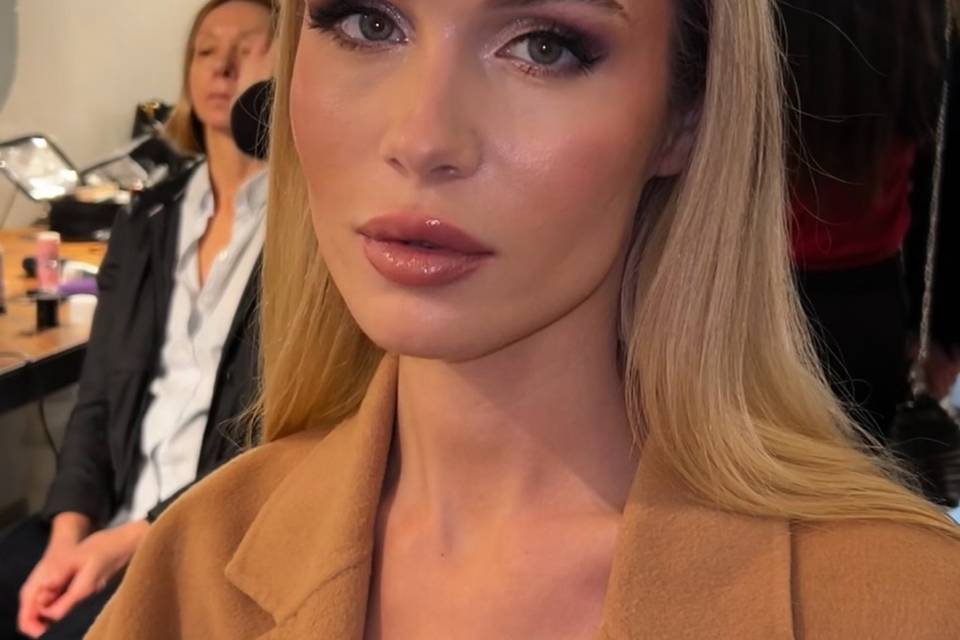 Glam nude makeup