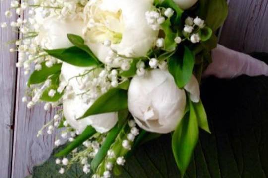 Bouquet con peonie e mughetto