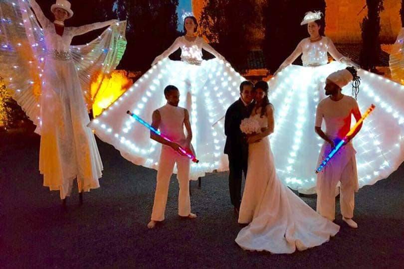 Performance con trampoli/led