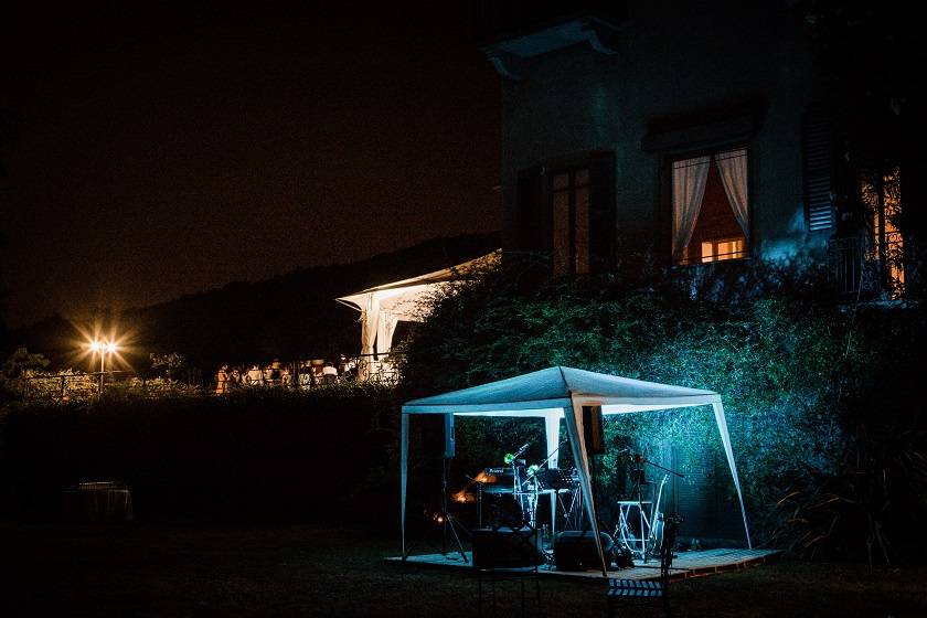 Gazebo con musica nel giardino