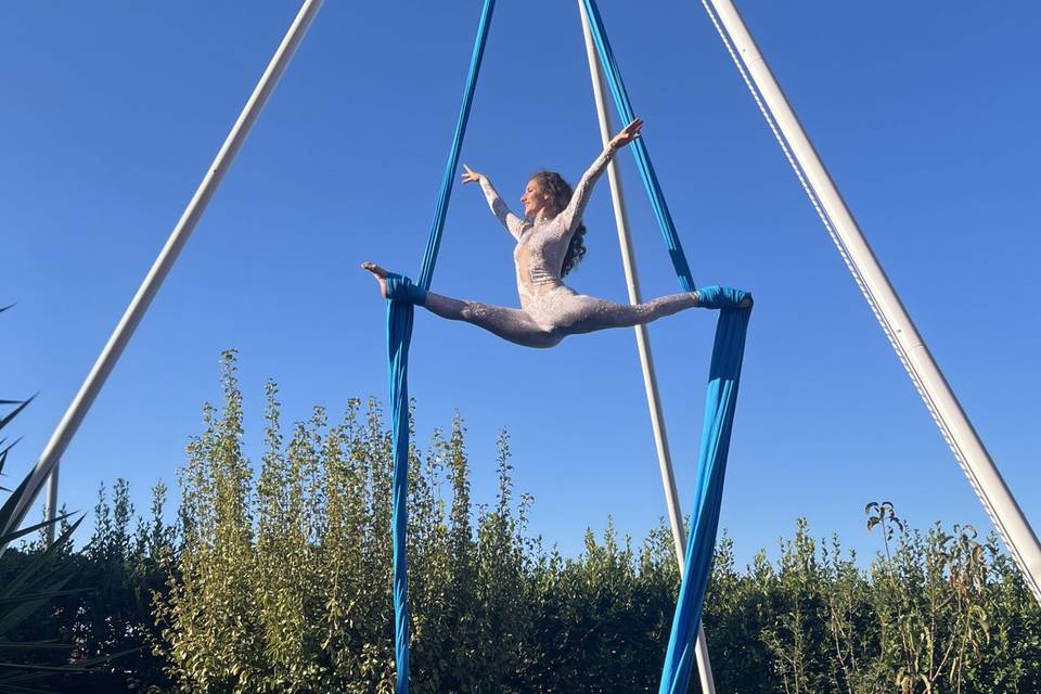Spettacolo acrobatico con stru