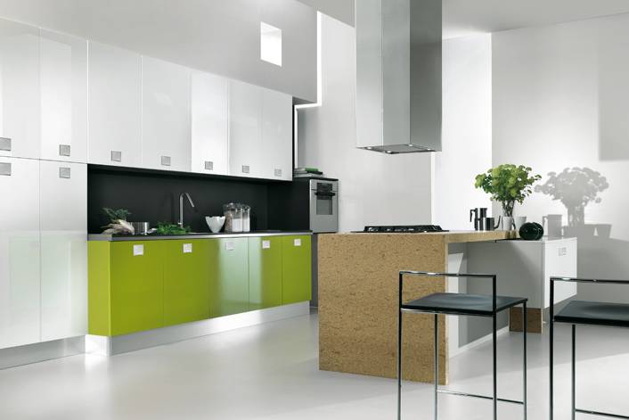 Cucina bianco lucido e verde