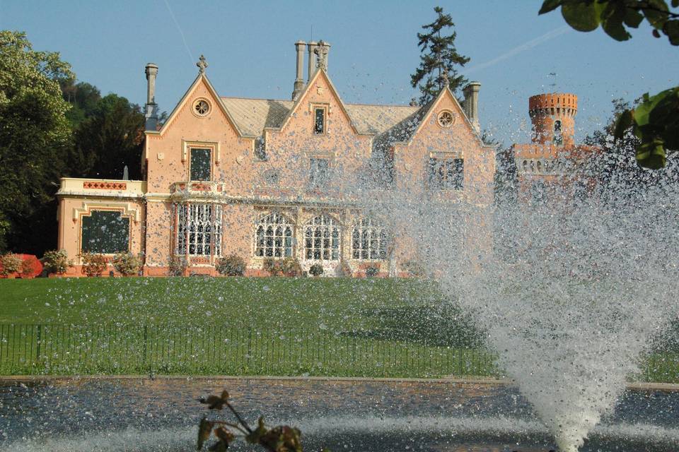 Vista della Villa Tudor con fontane sceniche