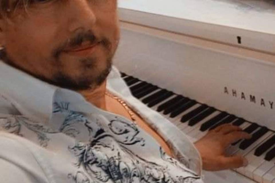 Umberto al pianoforte