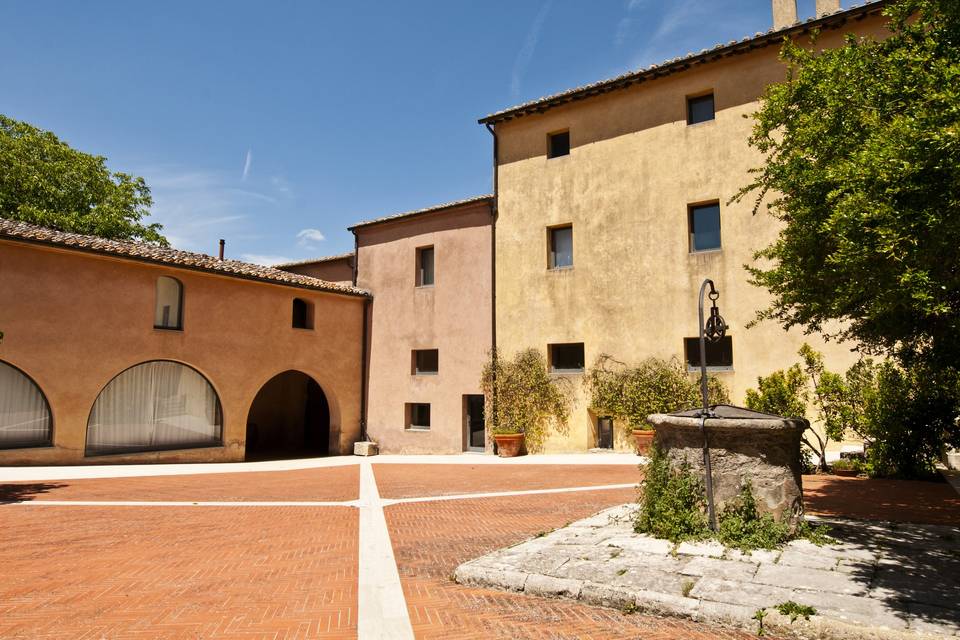 Il cortile interno dell'abbazi