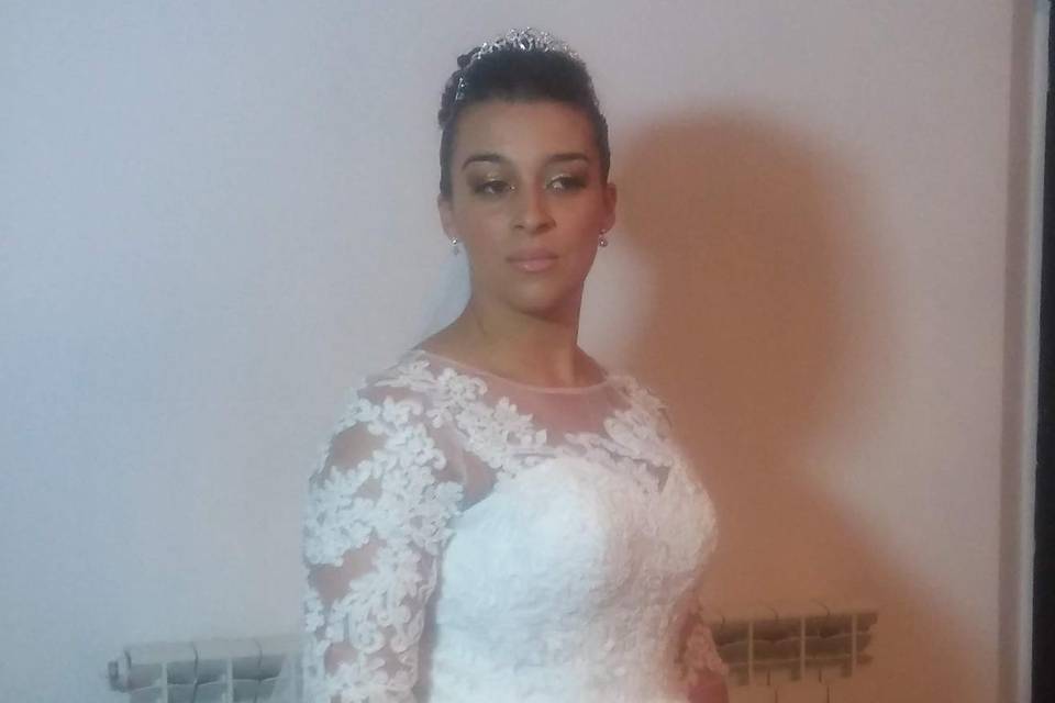 Raccolto e trucco sposa