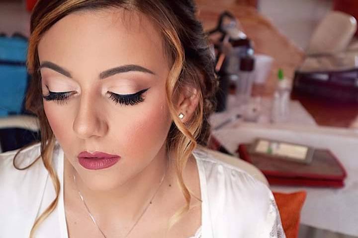 Raccolto e trucco sposa