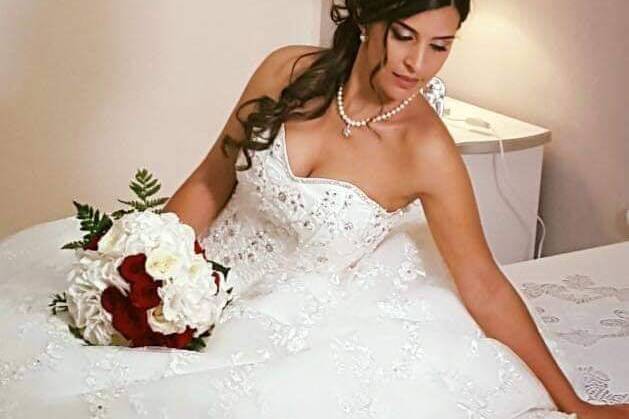 Raccolto e trucco sposa