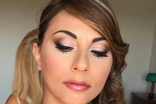 Raccolto e trucco sposa