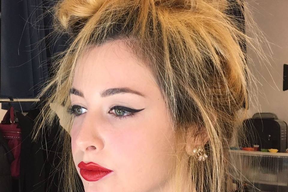 Eyeliner red lips