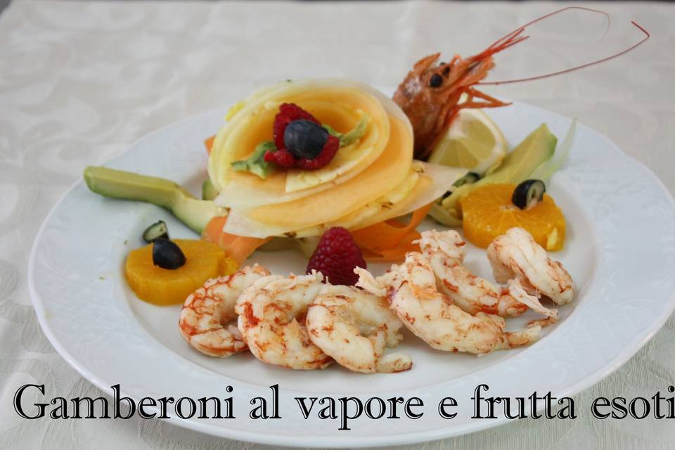 Gamberoni e frutta esotica