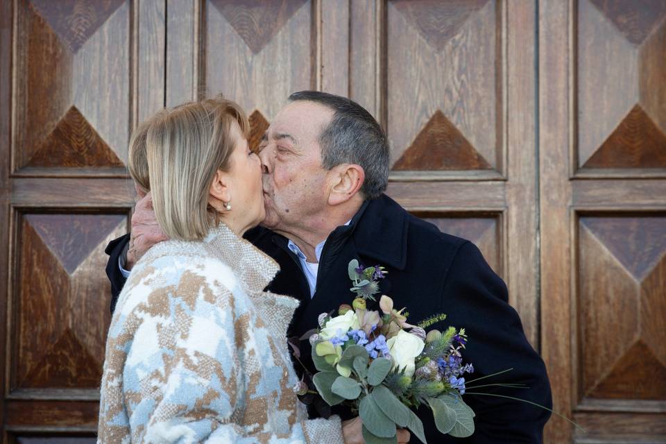 Il bacio davanti alla chiesa