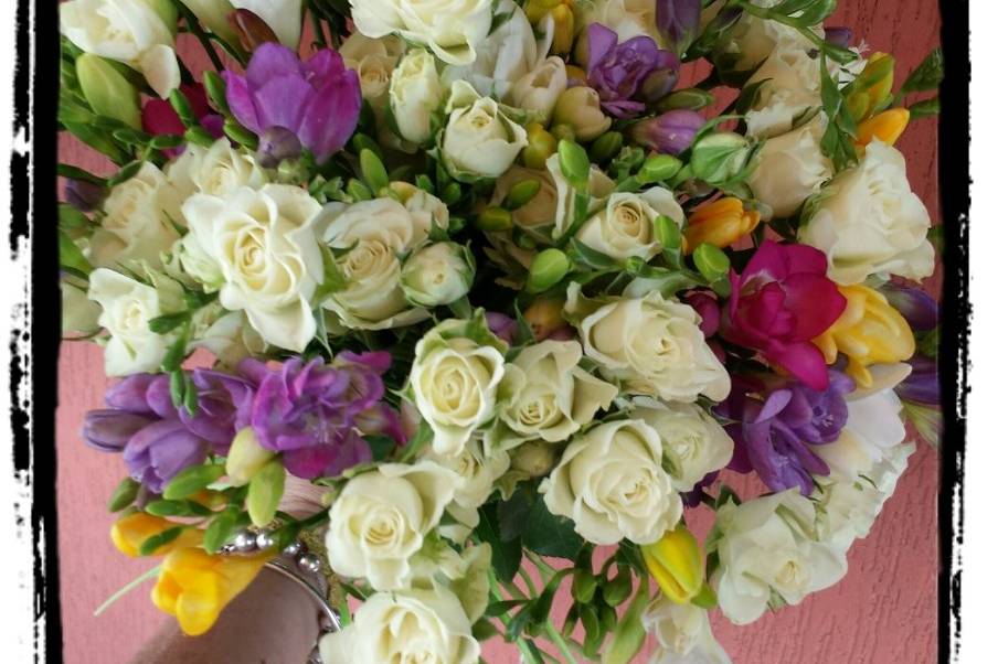 Bouquet fresia e roselline