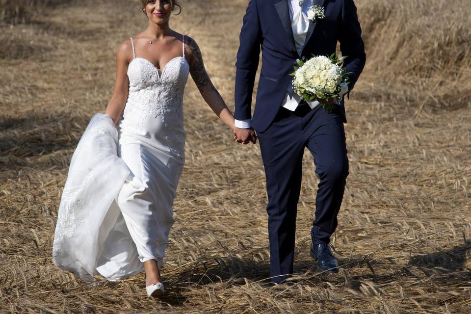 Passeggiata in un campo di gra