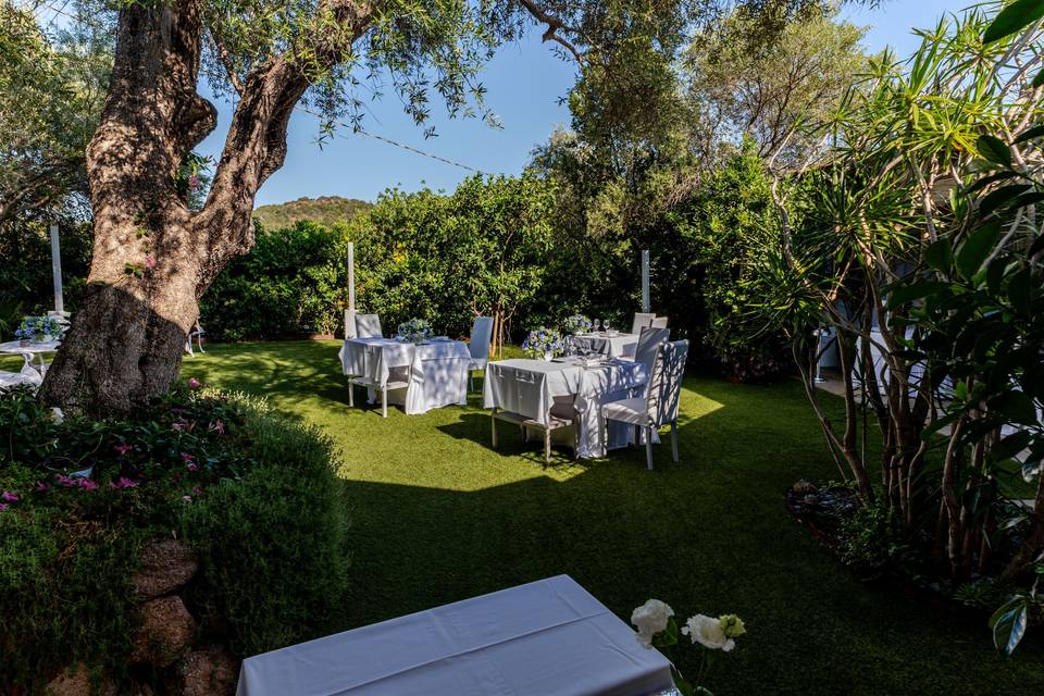 Giardino_tavoli_bianchi_apparecchiati