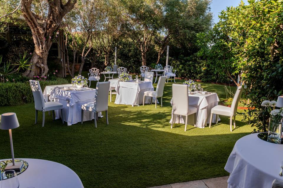Giardino_tavoli_bianchi_apparecchiatura