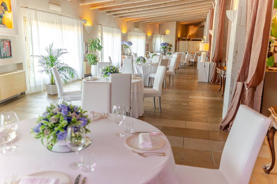 Interno_sala_tavoli_bianchi_fiori