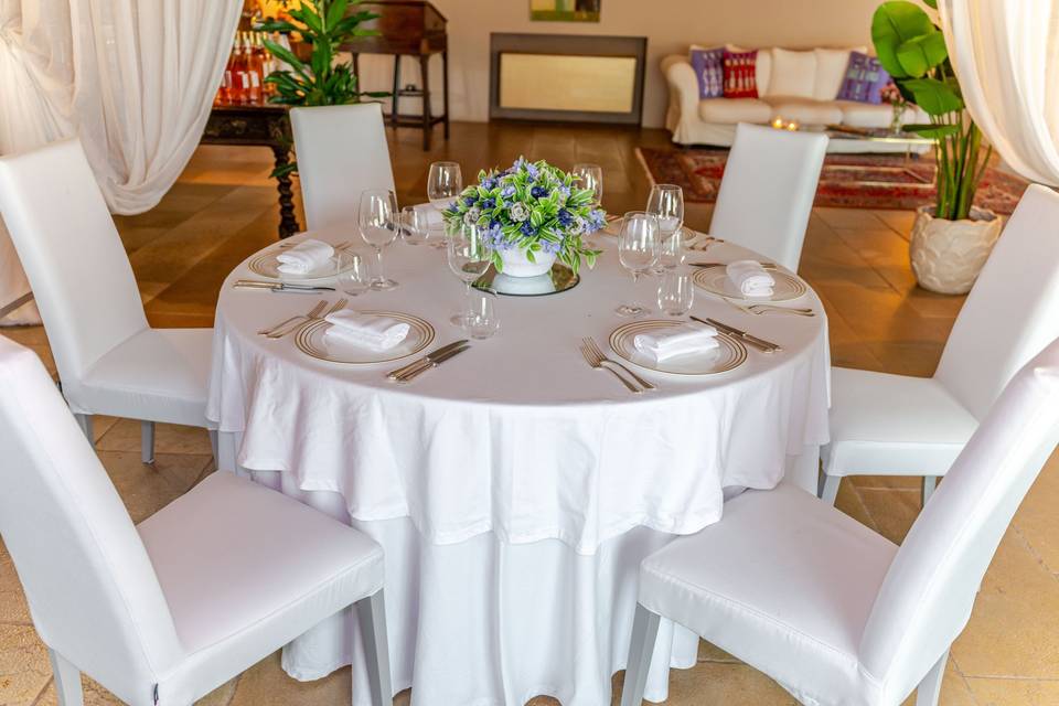 Tavola_rotonda_fiori_azzurri