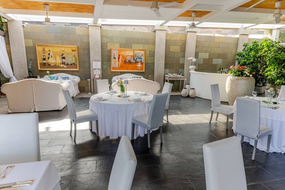 Tavoli_bianchi_arredamento_moderno