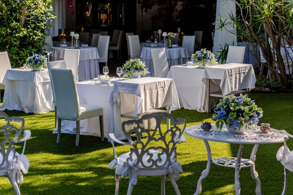 Tavoli_bianchi_fiori_azzurri_prato