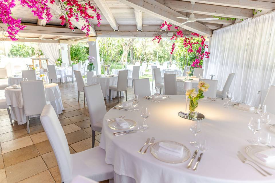 Tavolo_rotondo_sole_vasi_fiori