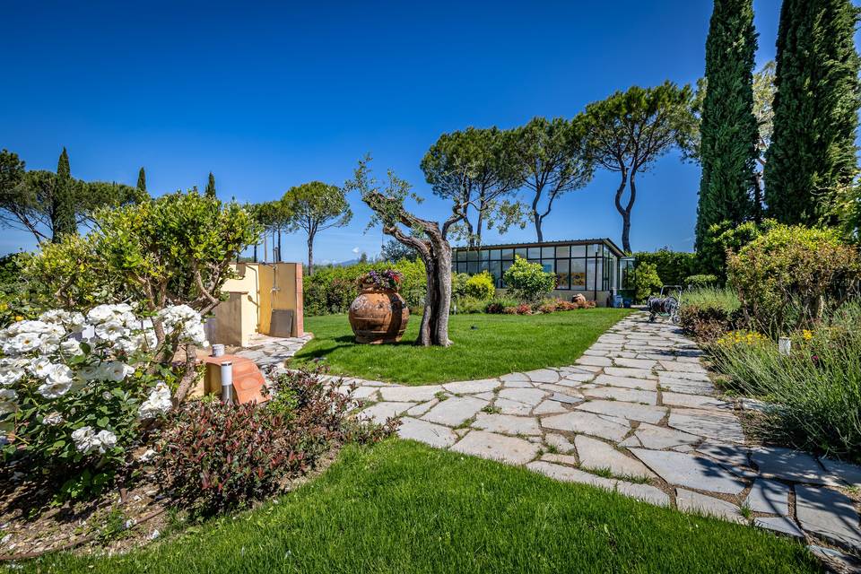 Ampio giardino con prati curati