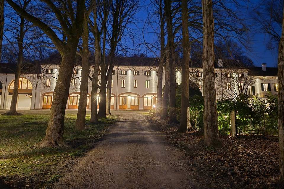 Di sera fronte villa