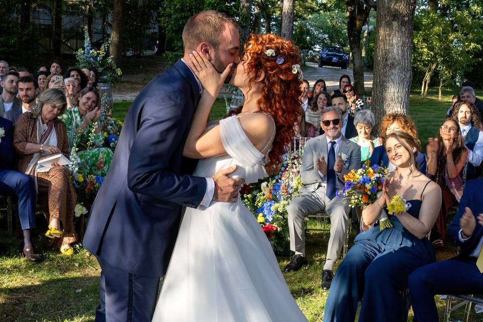 Bacio tra sorrisi e applausi