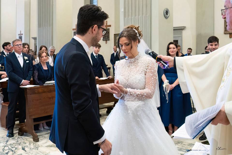 Sì davanti all'altare