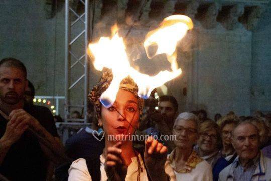 Fatma Performer- Statua vivente e Danza con il fuoco