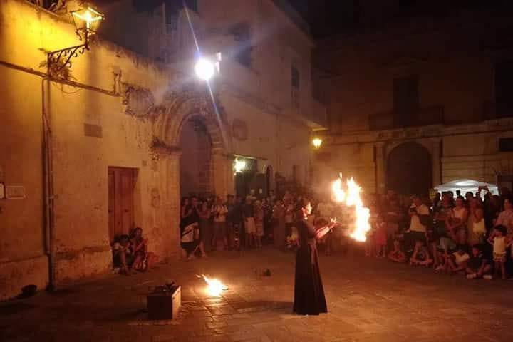 Fatma Performer- Statua vivente e Danza con il fuoco